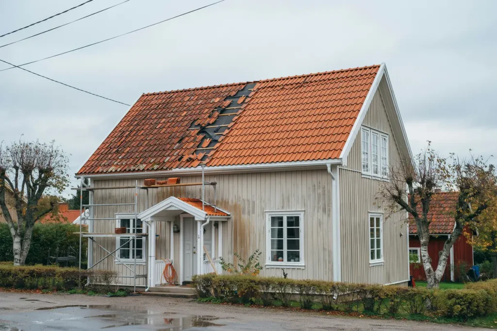 takrenovering eller takreparation s avg r du r tt tg rd f r ditt hus